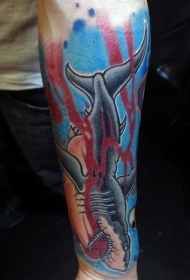 手臂彩色的卡通血腥鲨鱼纹身图案