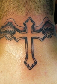 颈部有翅膀的十字架纹身图案