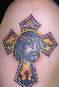 大臂十字架上的严肃耶稣纹身图案