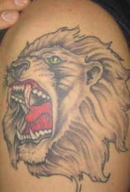 肩部绿眼睛咆哮狮子头纹身图案