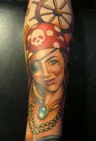 海盗女孩与船舵彩绘纹身图案