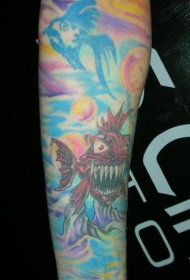 手臂彩色疯狂暴牙鱼纹身图案