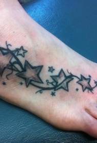 女性脚背空心五角星纹身图案