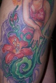 手臂彩色女孩和花朵纹身图案