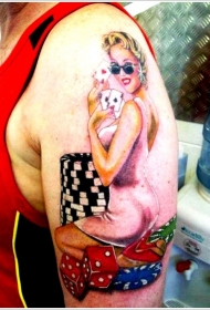 肩部彩色迷人的女孩玩扑克牌纹身