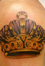 大臂紫色和金色王冠纹身图案