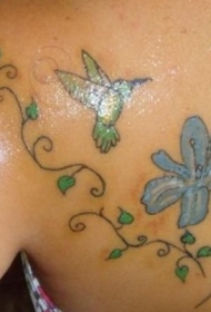 背部可爱淑女蜂鸟花朵纹身图案