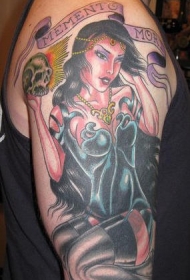 手臂骷髅头和女郎纹身图案