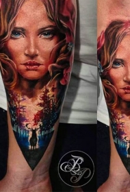 手臂彩色女人肖像森林和鹿纹身图案