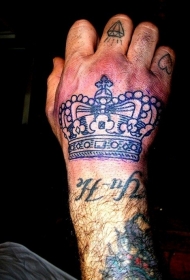 手背线条皇冠纹身图案