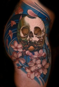 肩部彩色头骨和樱花纹身图案