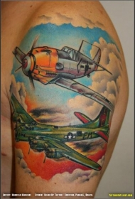 男性肩部彩色二战飞机纹身图案