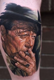腿部彩色吸烟老人肖像纹身图案