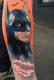 腿部漫画风格的彩色蝙蝠侠纹身图案