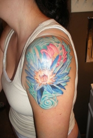 女性肩部水彩色淡莲花纹身图案