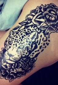 腿部黑色黑玫瑰与豹子纹身图片