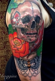 肩部水彩色的骷髅和玫瑰纹身图案