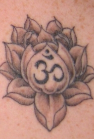 背部黑灰莲花与字符纹身图案