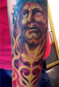 手臂彩色耶稣在火焰中纹身图案