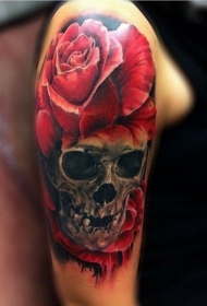 肩部红玫瑰与骷髅纹身图案