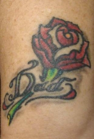 女性腿部彩色小玫瑰纹身图案