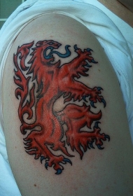 肩部彩色红狮纹身图案