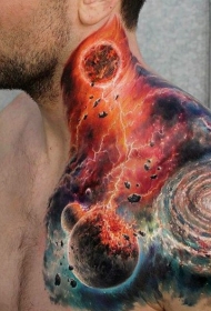 男性肩部彩色星空纹身图案
