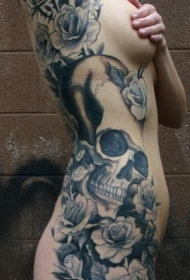 女性腰侧黑灰色头骨与玫瑰纹身图案