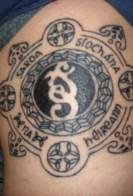 肩部黑色爱国爱尔兰风格符号纹身