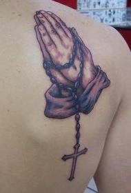 肩部棕色祷告的手与十字架纹身
