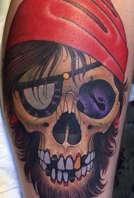 腿部老派风格的彩色海盗骷髅纹身