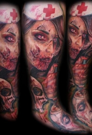 手臂血腥怪物护士与头骨纹身图案