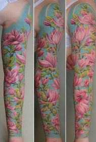 女性花臂彩色花朵与树叶纹身图片