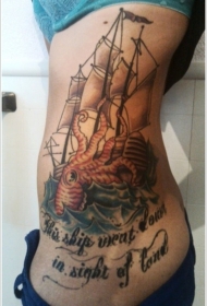 腰侧彩色巨型章鱼攻击船纹身图片
