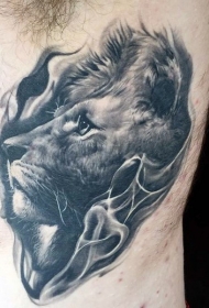 腰侧现实主义风格黑灰狮子纹身图案