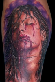 腿部令人毛骨悚然的血腥女人纹身图片