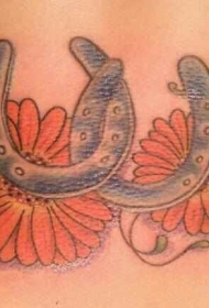 腰部彩色两马蹄和菊花纹身图案