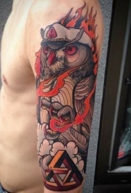 肩部彩色猫头鹰与符号纹身图案