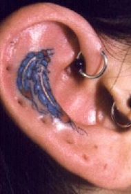 女性耳朵羽毛护身符纹身图案