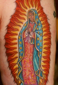 肩部彩色瓜达卢佩处女纹身图案