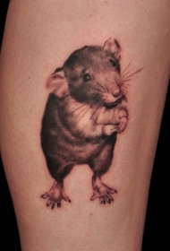 腿部可爱逼真的老鼠纹身图片