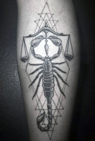 腿部黑灰天秤座蝎子纹身图案