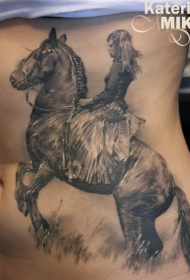 腹部逼真的少女骑马纹身图案