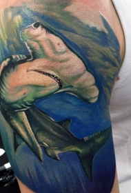 男性肩部彩色锤头鲨纹身图案