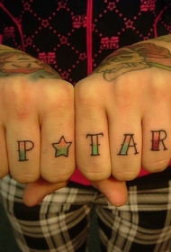 手指彩色字母与五角星纹身图案