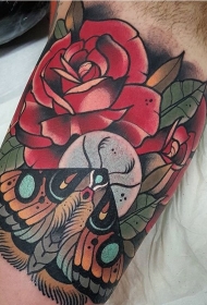 肩部彩色old school红玫瑰和蛾色纹身图案