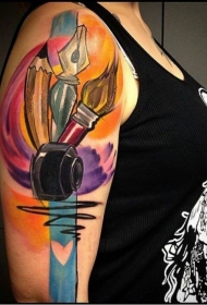 女性肩部彩色铅笔与刷子纹身图案
