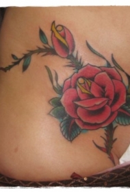 女性腹部彩色小玫瑰纹身图案