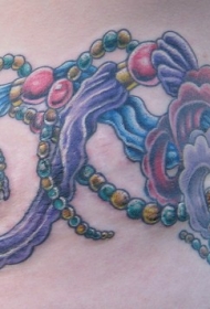 女性腰部彩色珠宝纹身图案