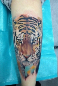 腿部水彩逼真的老虎纹身图案